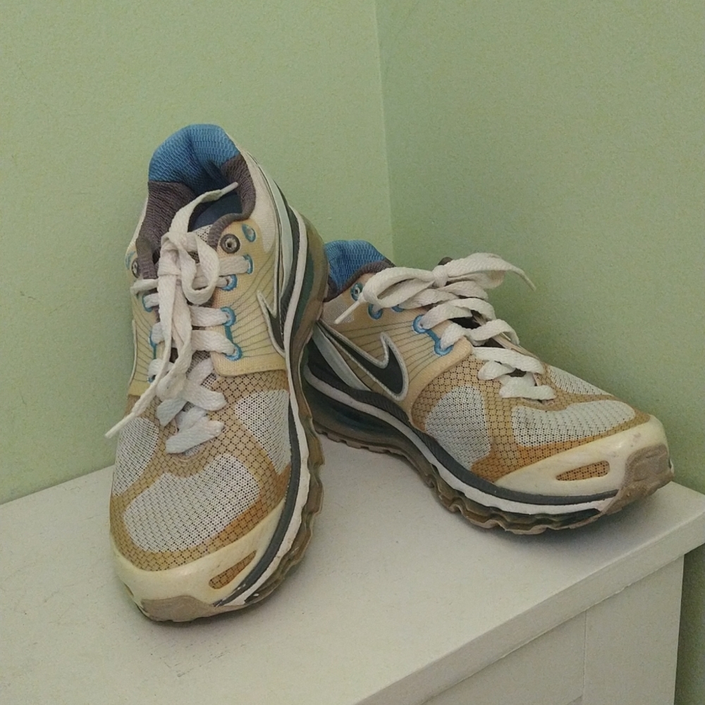 Women's Nike size 7 flywire sneaker
